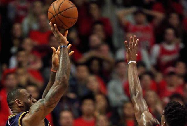  米切尔压哨三分准绝杀骑士险胜尼克斯守住附加赛资格